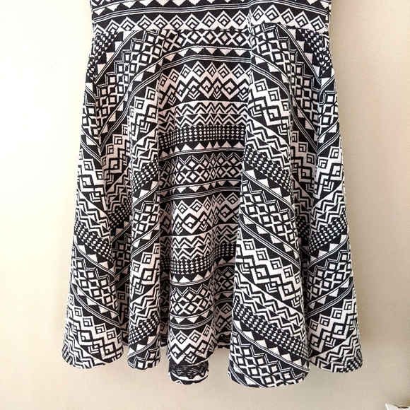 black & offwhite abstract print fit & flare dress - Picture 5 of 10